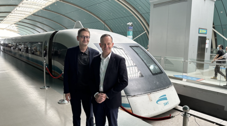 Bundesverkehrsminister Dr. Wissing im Transrapid Shanghai mitgefahren