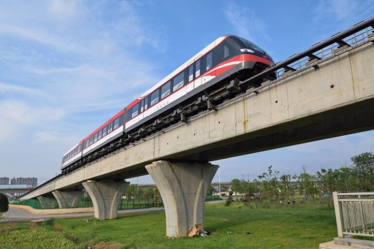 China baut weltweit längste und erste interstädtische Magnetbahnstrecke