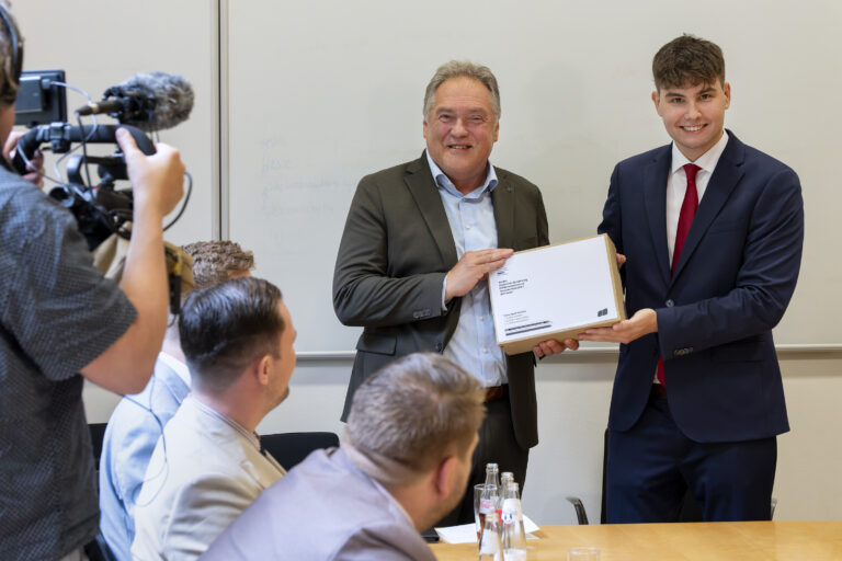 Erste Übergabe der Transrapid-Petition erfolgt