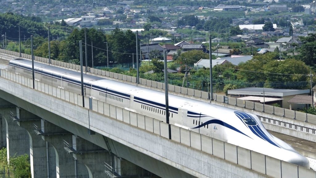 Japanische Magnetbahn der Baureihe L0 auf einem aufgeständerten Fahrweg der Teststrecke Yamanashi