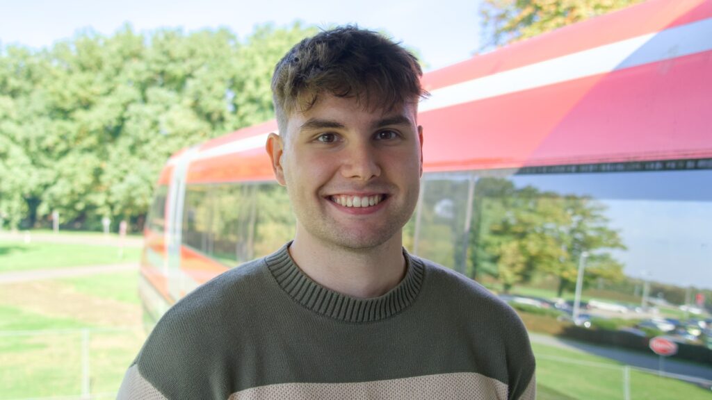 David Harder, Gründer und Betreiber von magnetbahn.de, vor dem Transrapid